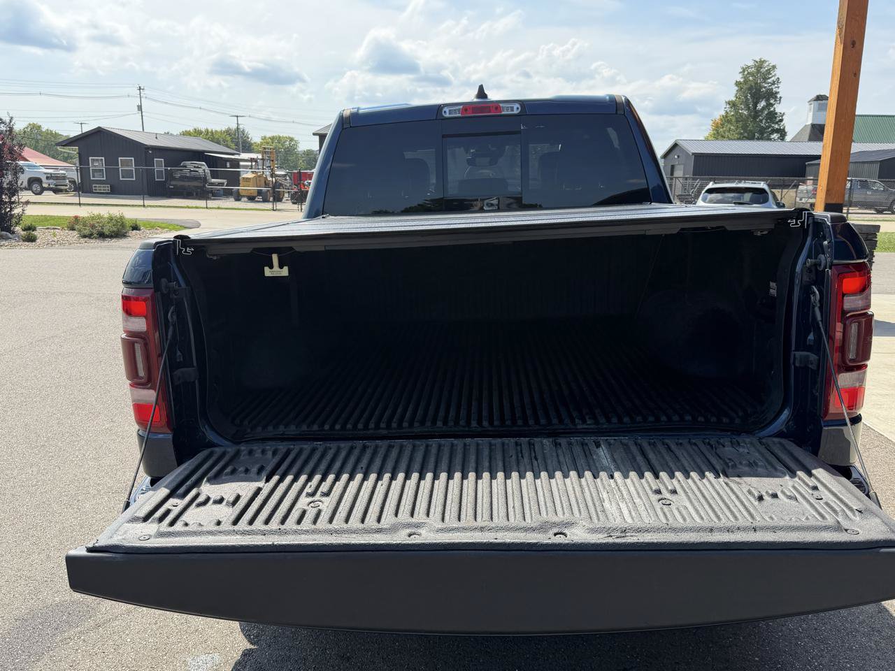 Used 2022 RAM 1500 Laramie w/ Sport Appearance Package AWD/4WD image 17