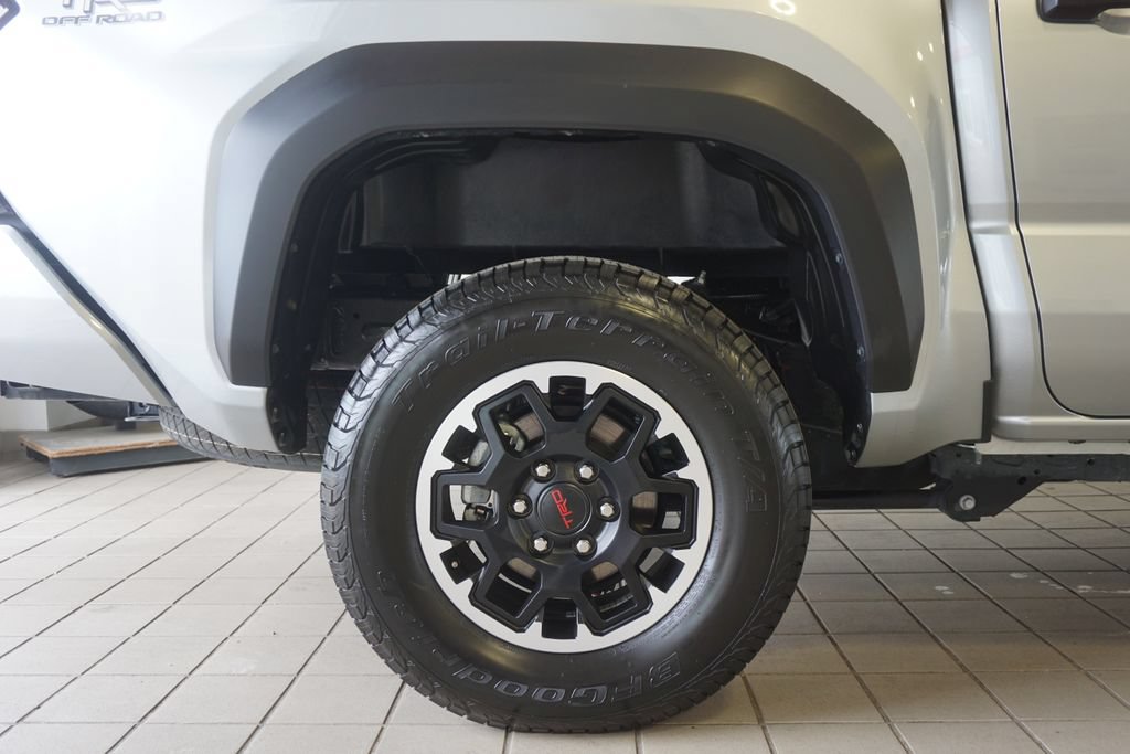 Certified 2025 Toyota Tacoma TRD Off-Road AWD/4WD image 30