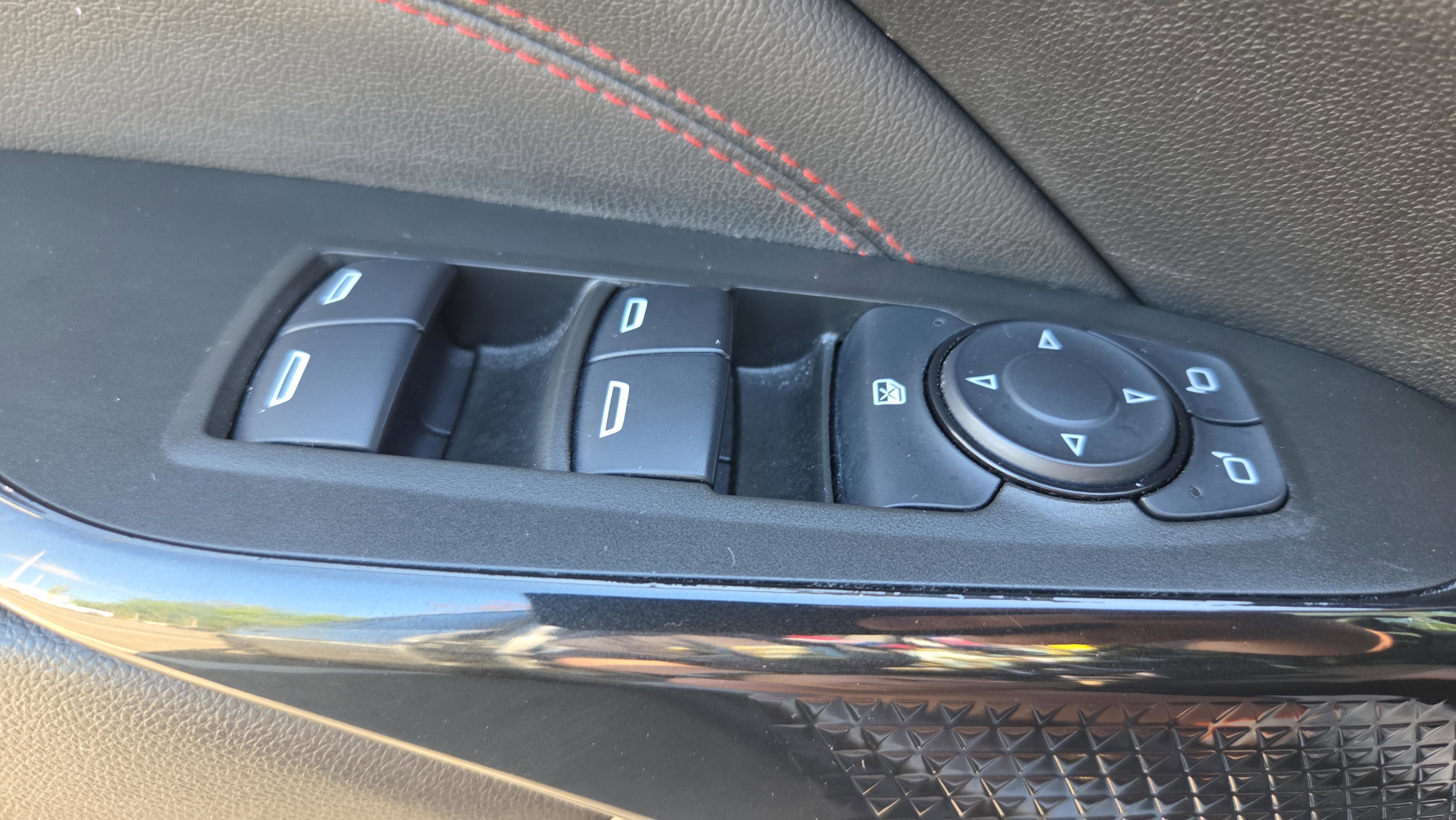 Used 2025 Chevrolet Trax RS FWD image 33