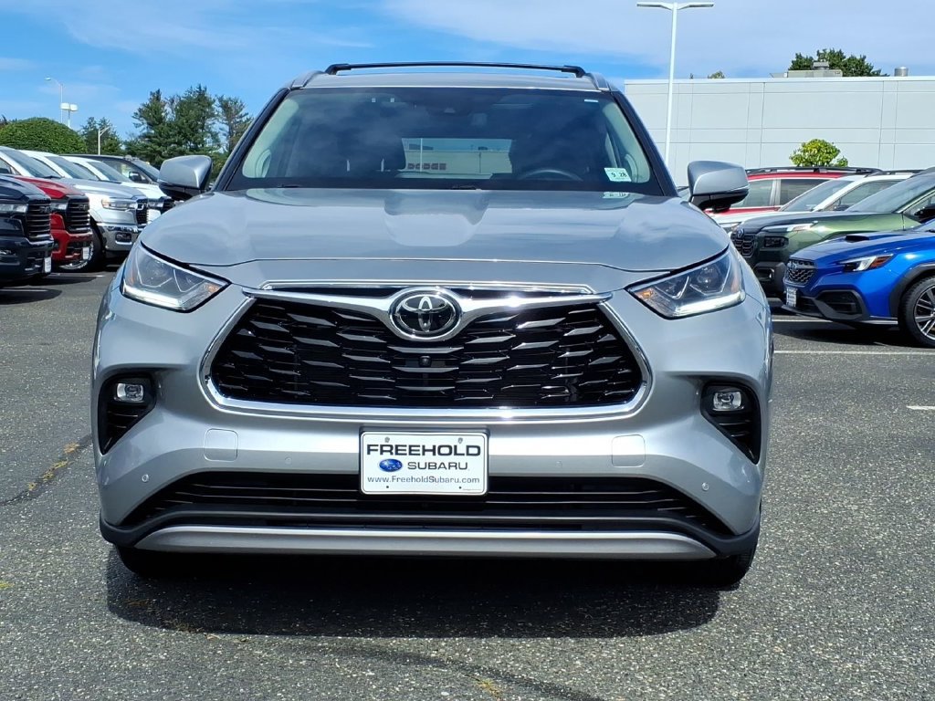 Used 2023 Toyota Highlander Platinum AWD/4WD image 2
