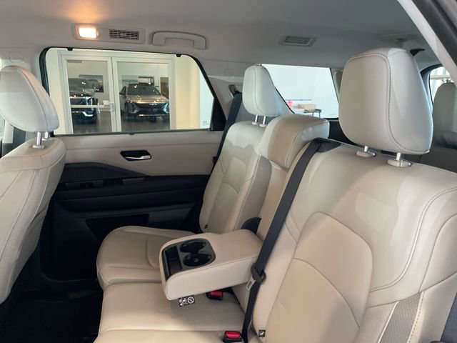 Used 2025 Nissan Pathfinder SL AWD/4WD image 12