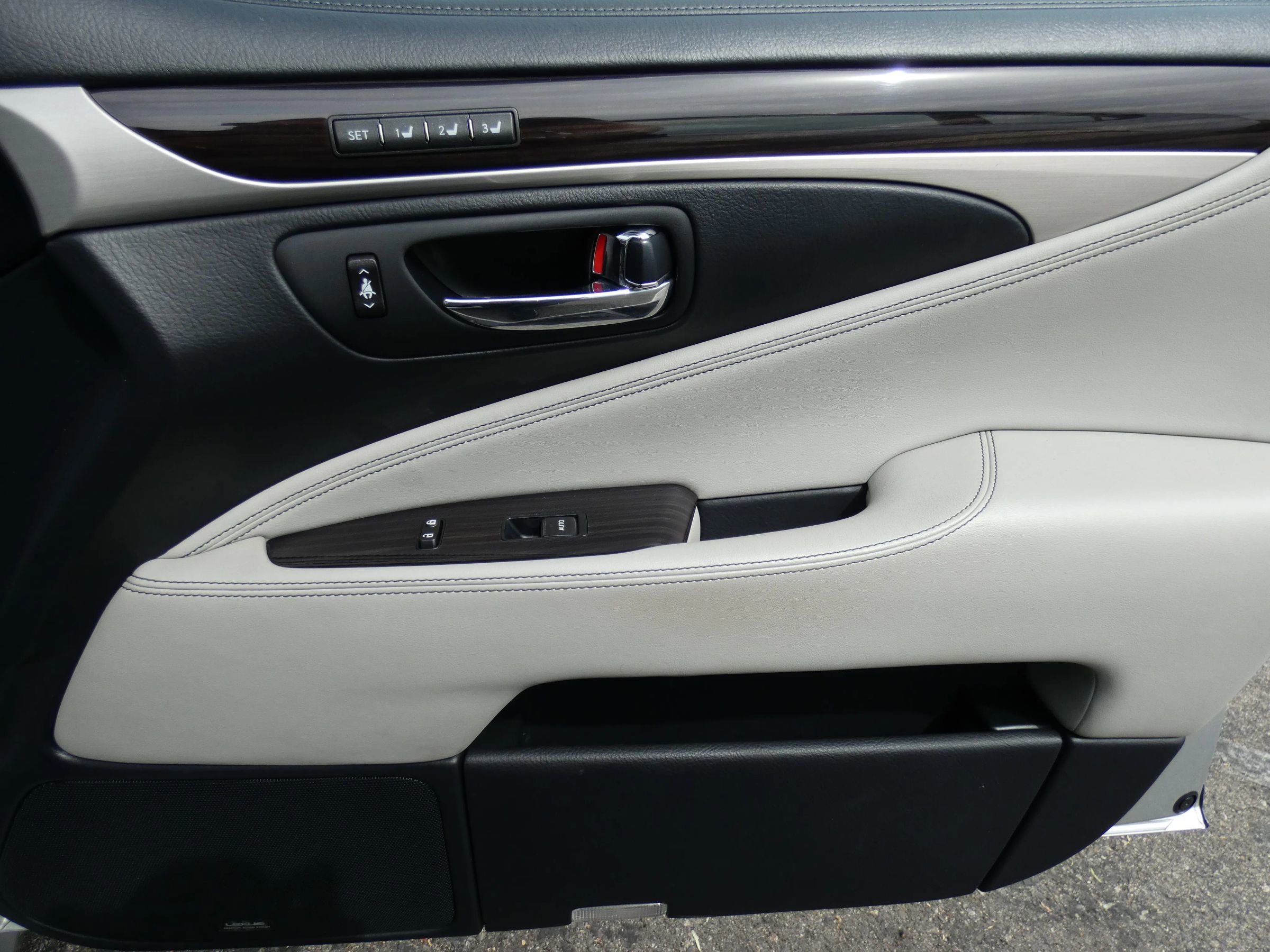 Used 2016 Lexus LS 460 w/ Comfort Package image 35