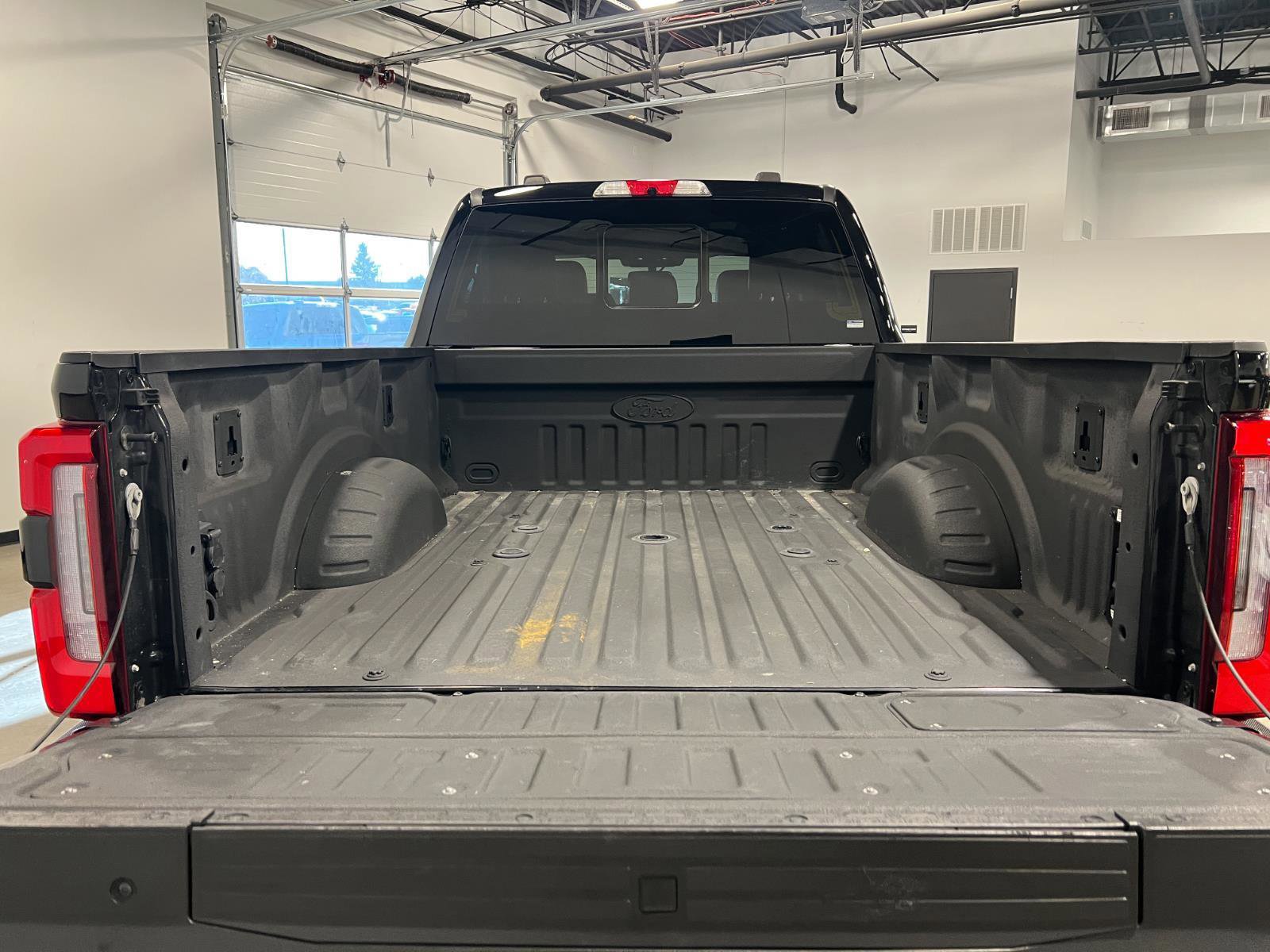 Used 2023 Ford F350 Platinum w/ Tremor Off-Road Package image 31