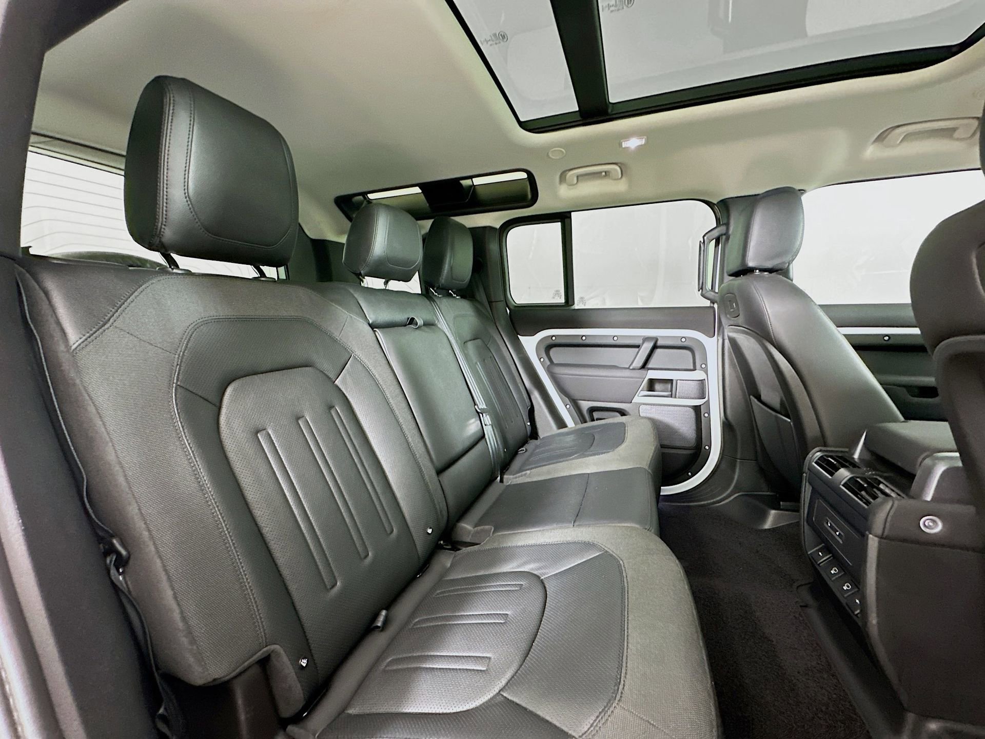 Used 2021 Land Rover Defender 110 S image 29