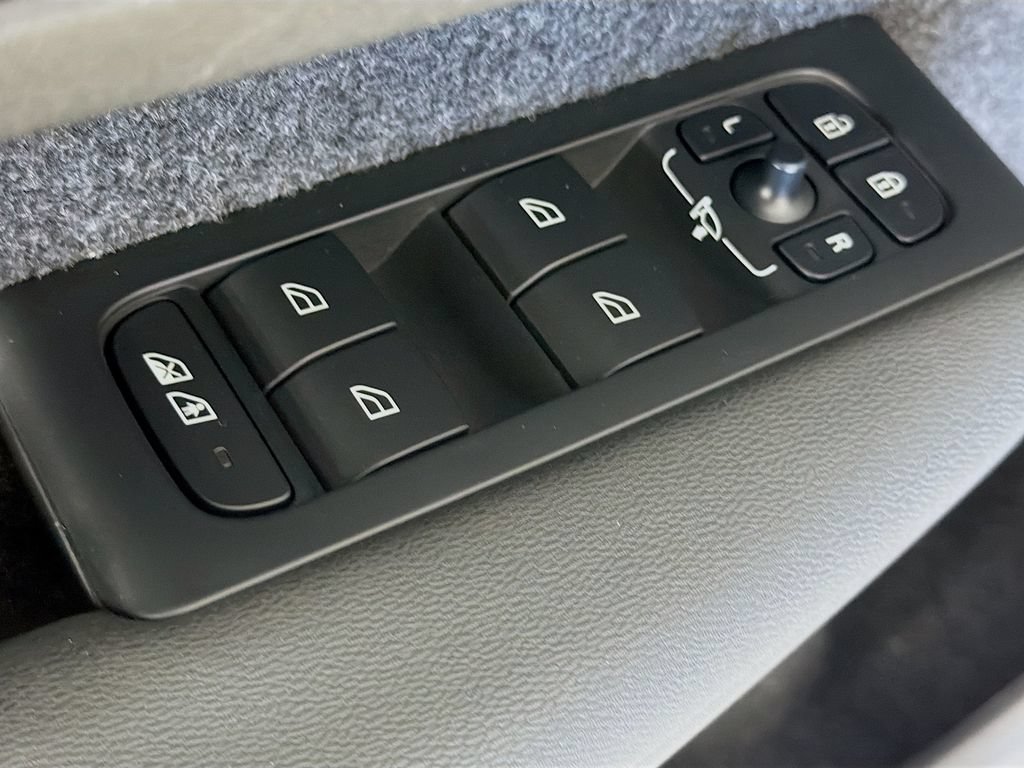 Used 2023 Volvo XC40 Recharge Ultimate w/ Protection Package Premier AWD/4WD image 18