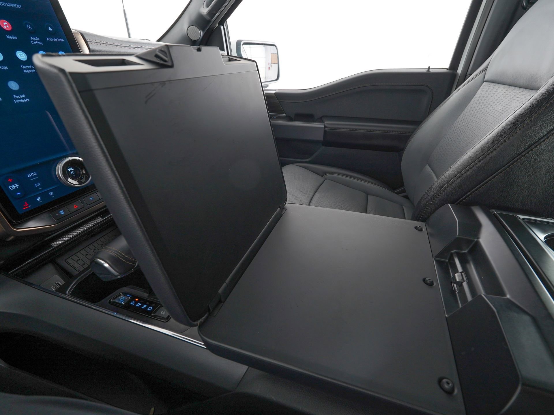 Used 2025 Ford F150 Lightning Lariat image 29