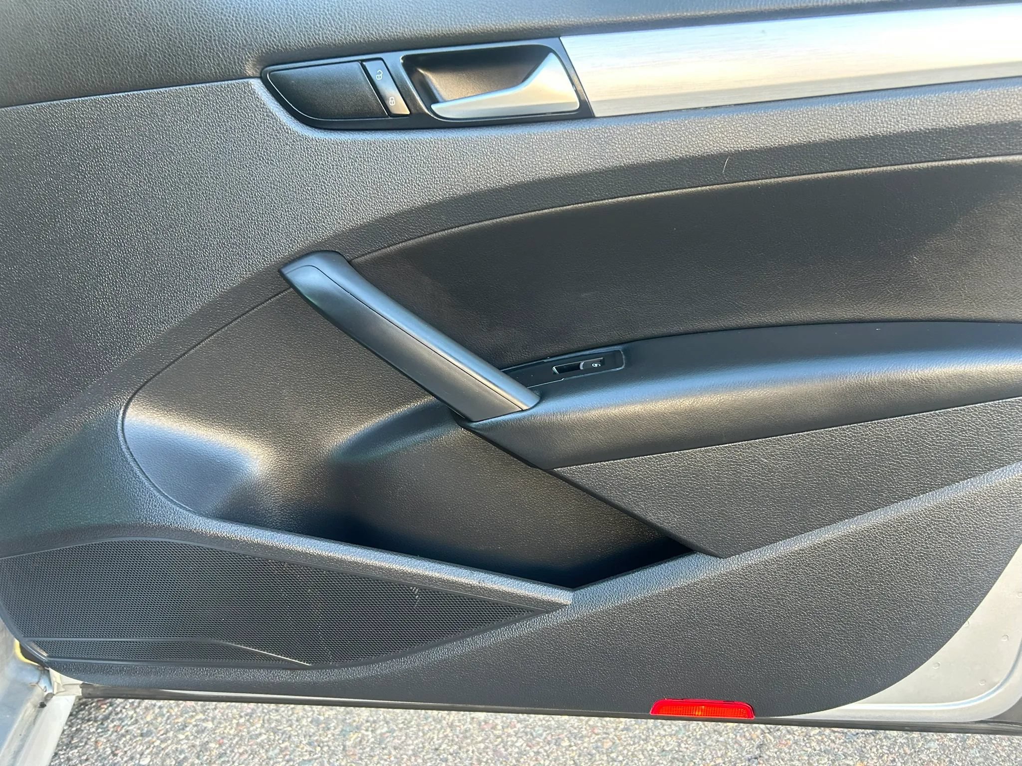 Used 2012 Volkswagen Passat TDI SE FWD image 11