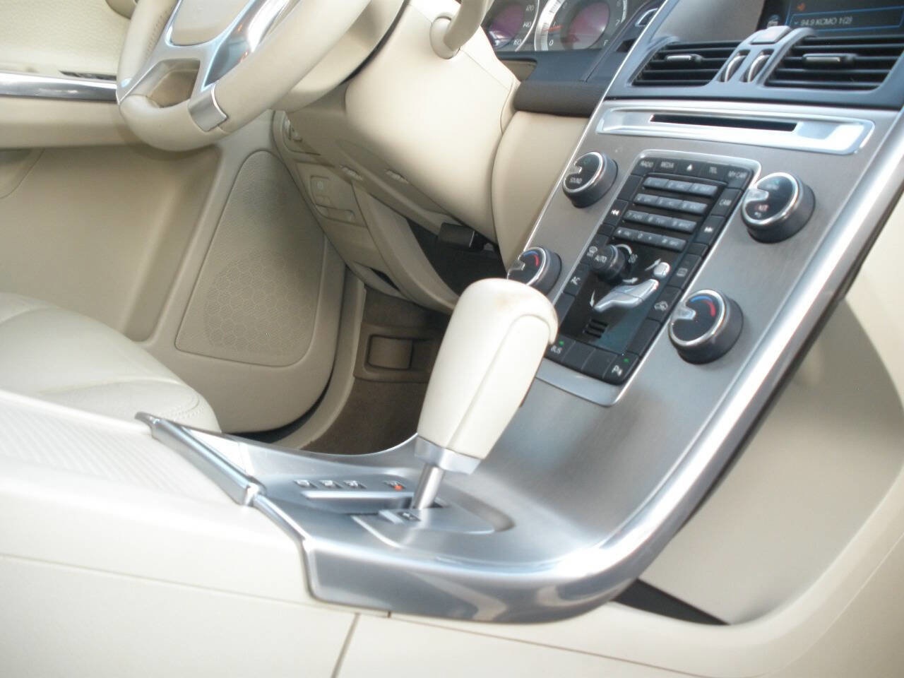 Used 2012 Volvo XC60 3.2 FWD image 32