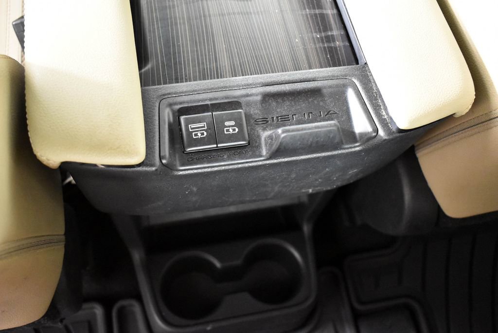 Used 2021 Toyota Sienna Limited image 19