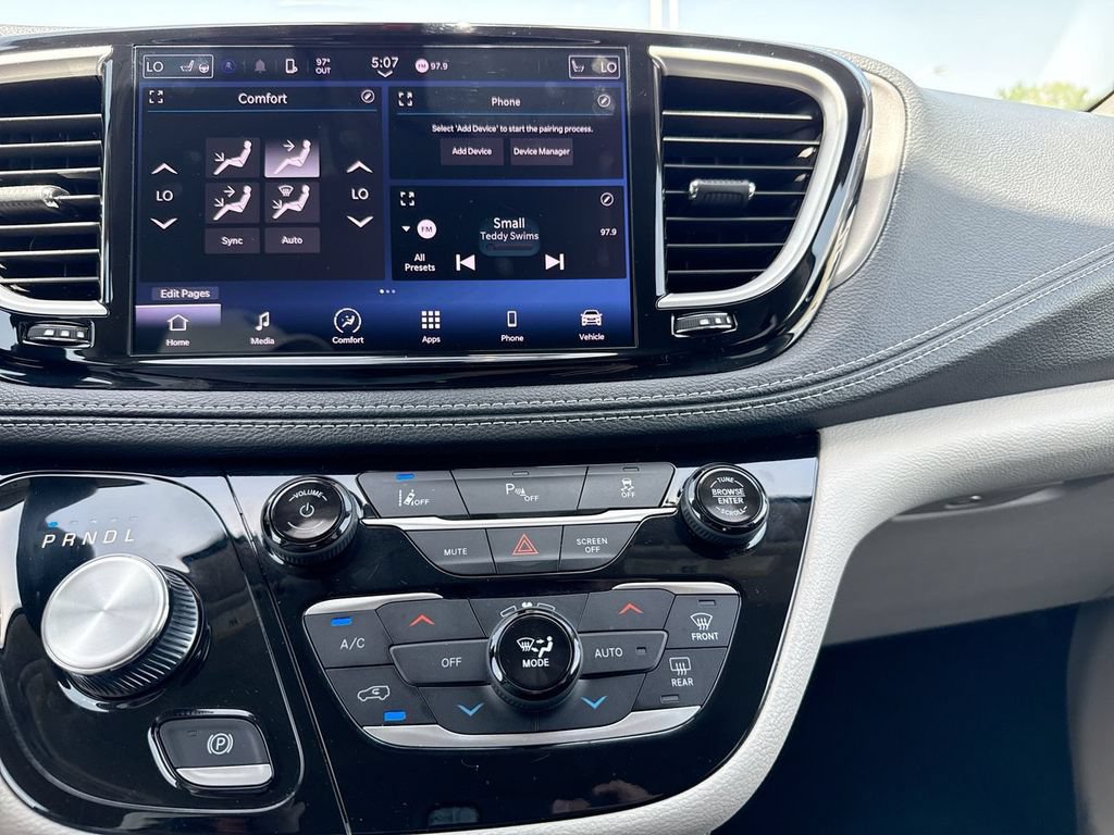 Used 2023 Chrysler Pacifica Touring-L FWD image 18