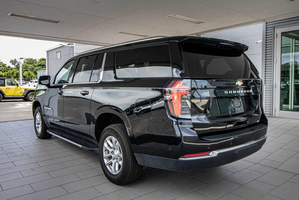 Used 2025 Chevrolet Suburban LT RWD image 11