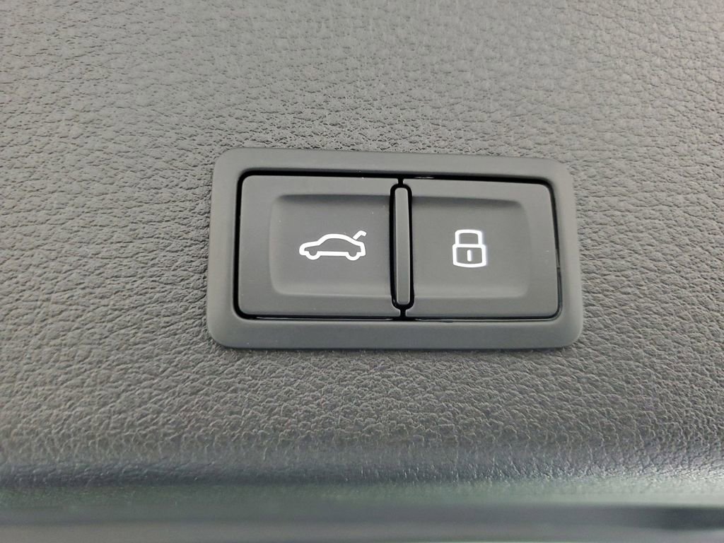 Used 2023 Audi e-tron Premium w/ Convenience Plus Package AWD/4WD image 10
