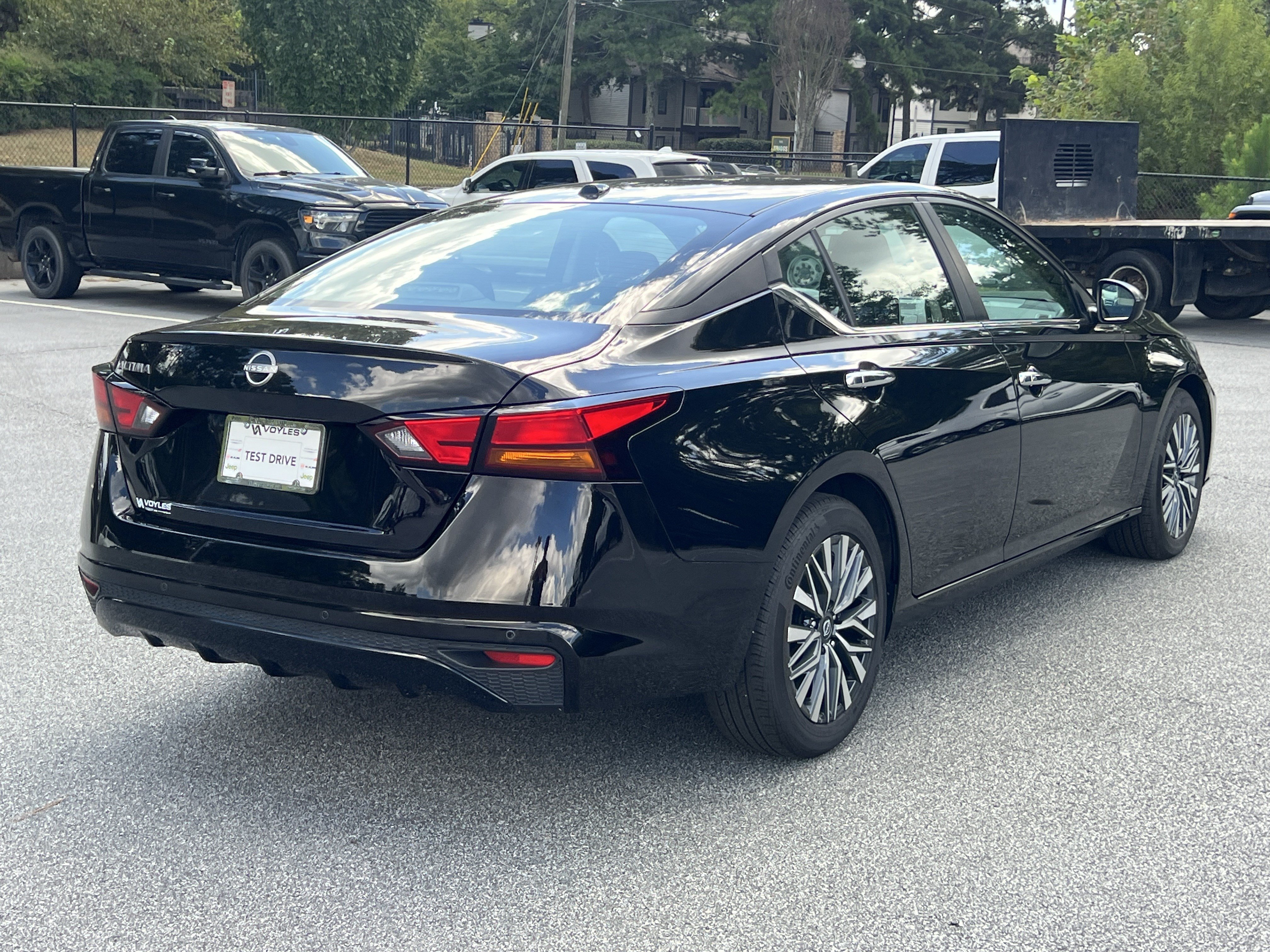 Used 2025 Nissan Altima 2.5 SV FWD image 8