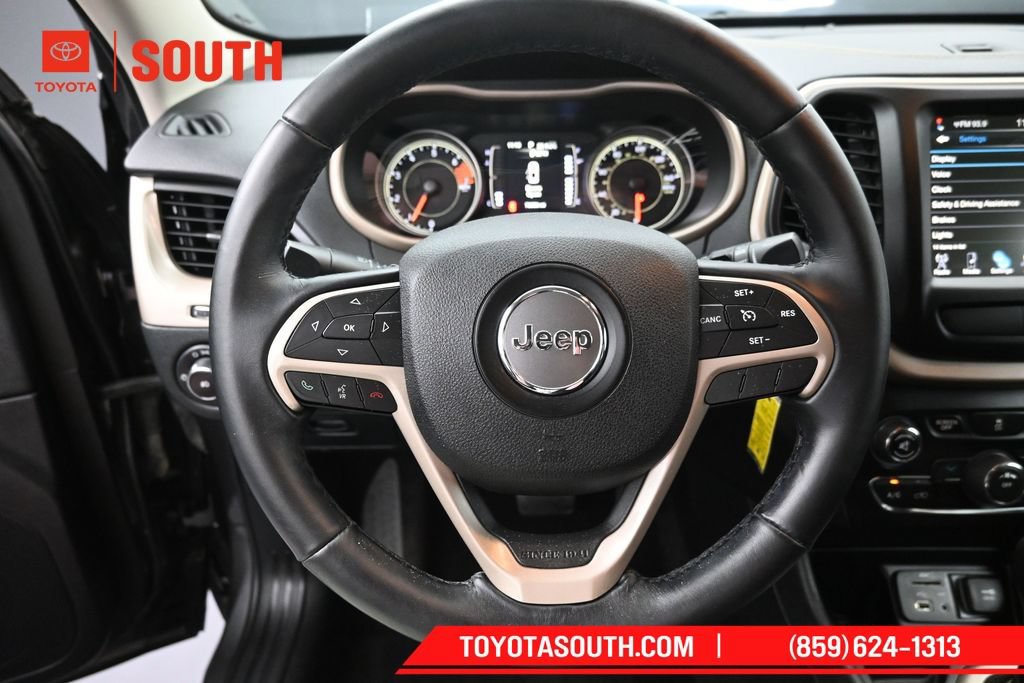 Used 2017 Jeep Cherokee Latitude w/ Comfort & Sound Group FWD image 21