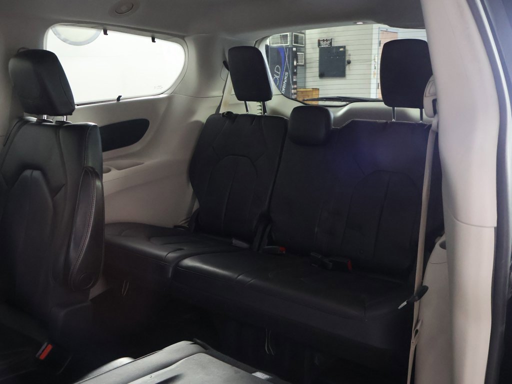 Used 2020 Chrysler Pacifica Touring-L image 30