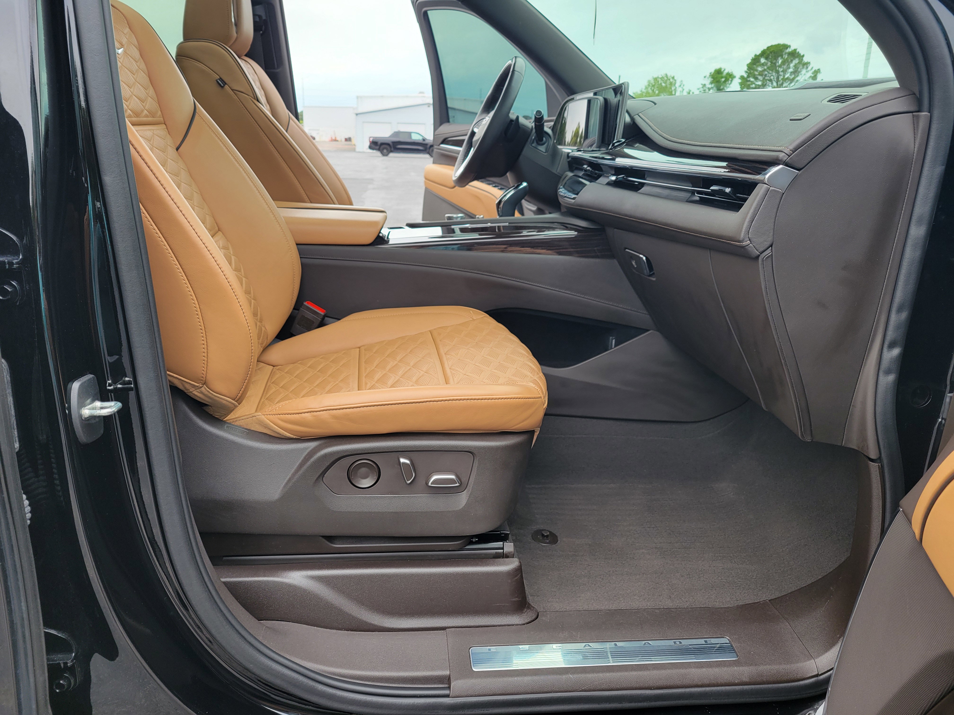 Certified 2023 Cadillac Escalade Premium Luxury AWD/4WD image 32
