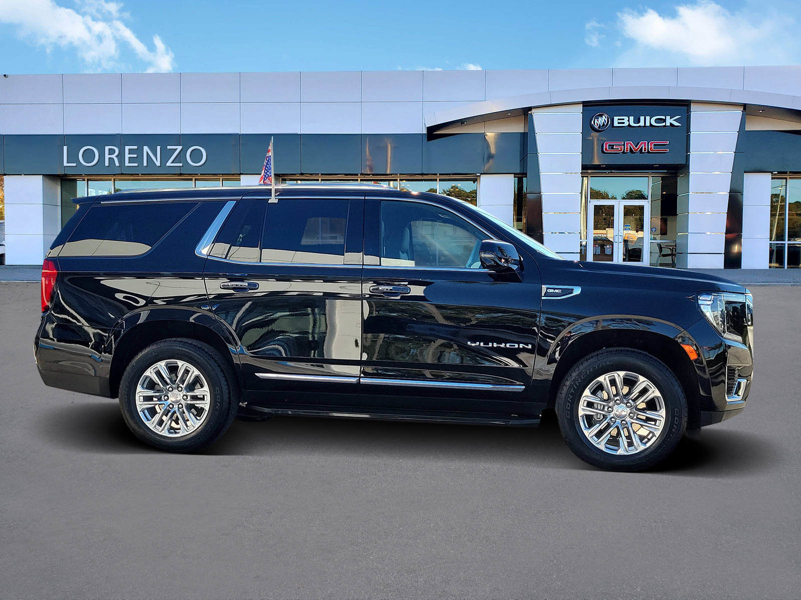 Used 2024 GMC Yukon SLT w/ SLT Luxury Package image 4