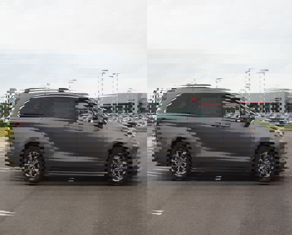 Used 2024 Toyota Sienna LE image 21