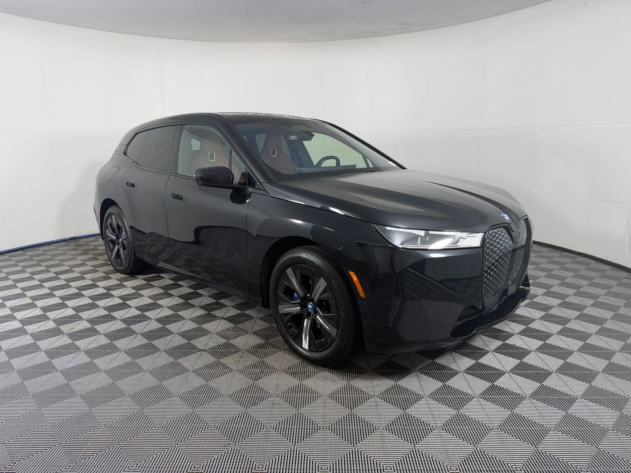 Used 2024 BMW iX xDrive50 w/ Premium Package AWD/4WD image 7