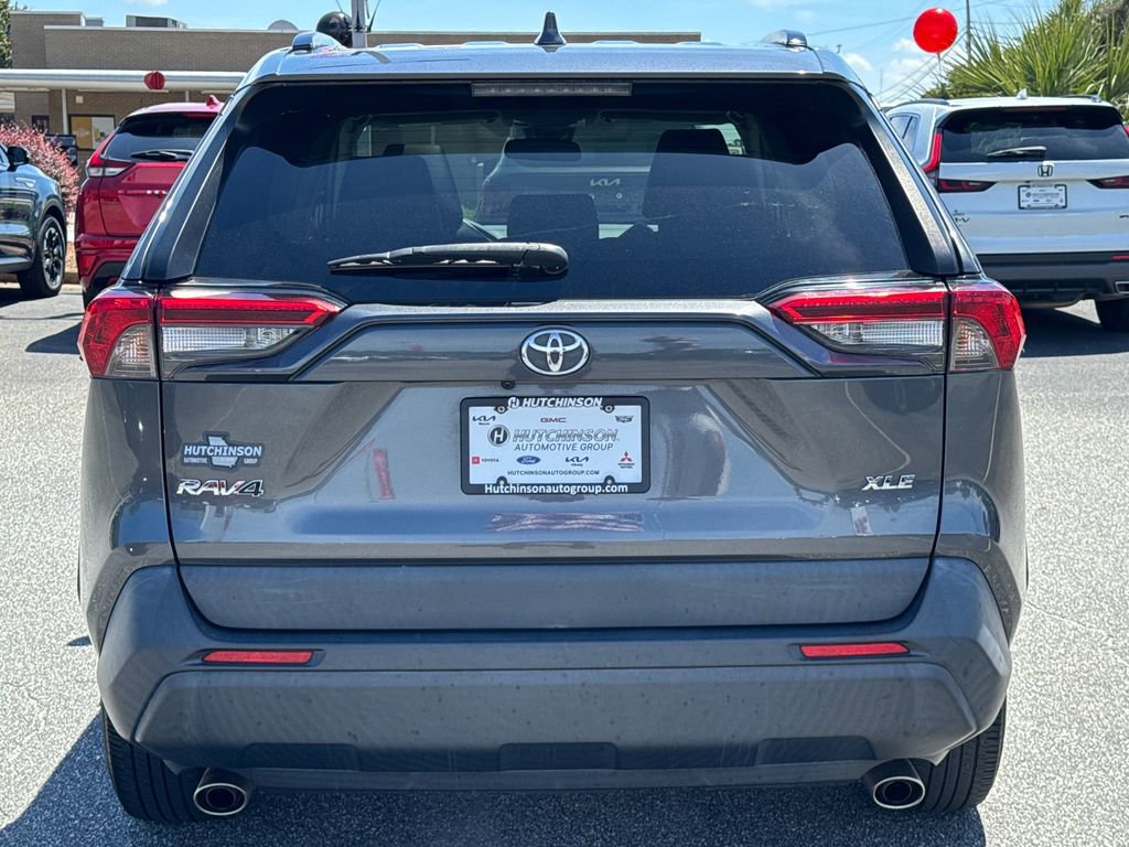 Used 2021 Toyota RAV4 XLE w/ Convenience Package FWD image 4