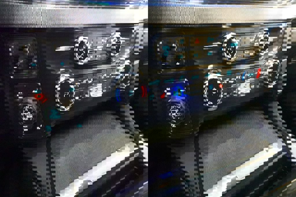 Certified 2025 Ford F350 Platinum w/ Tremor Off-Road Package AWD/4WD image 16