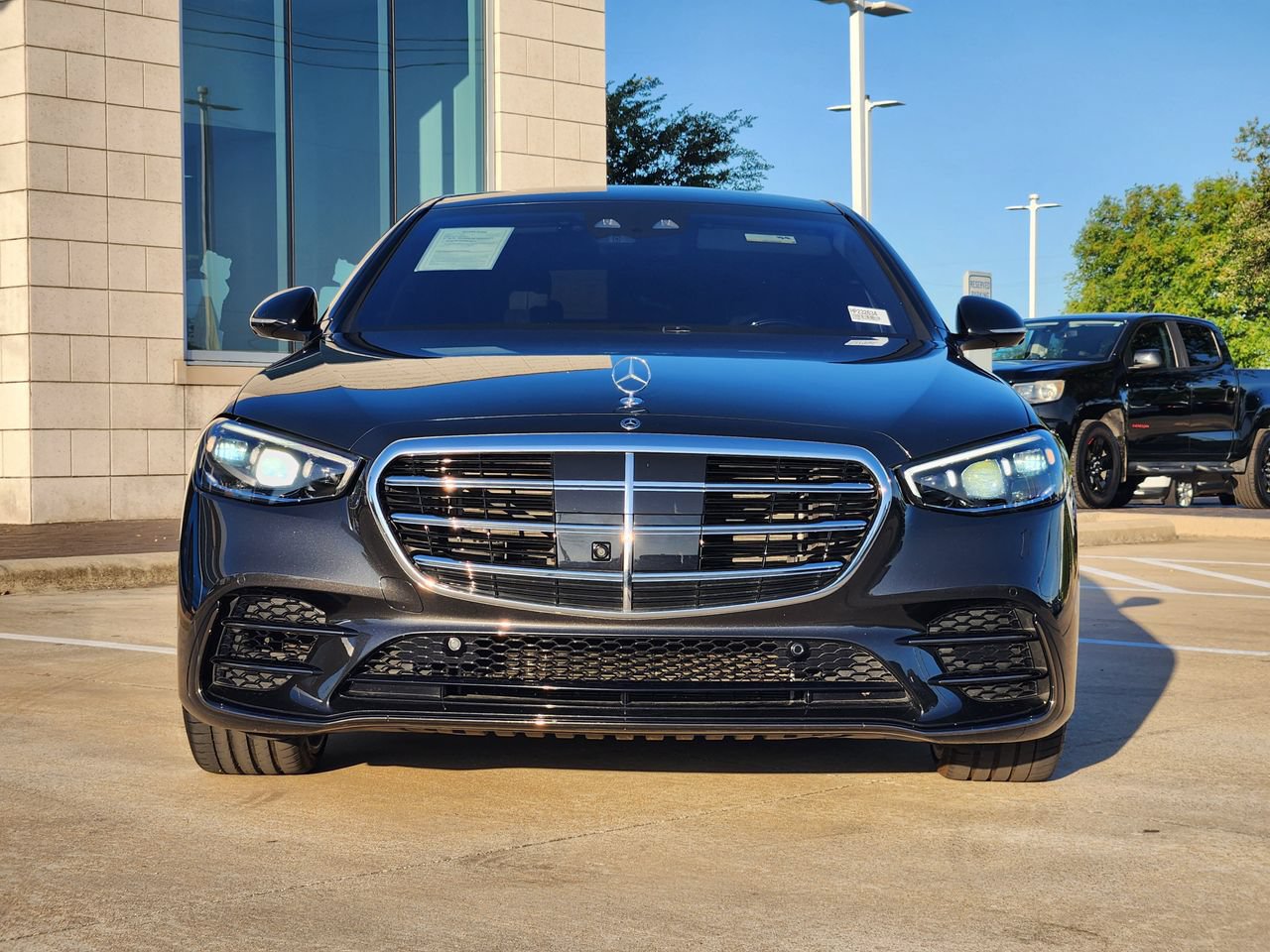 Used 2023 Mercedes-Benz S 580 4MATIC Sedan w/ AMG Line image 2