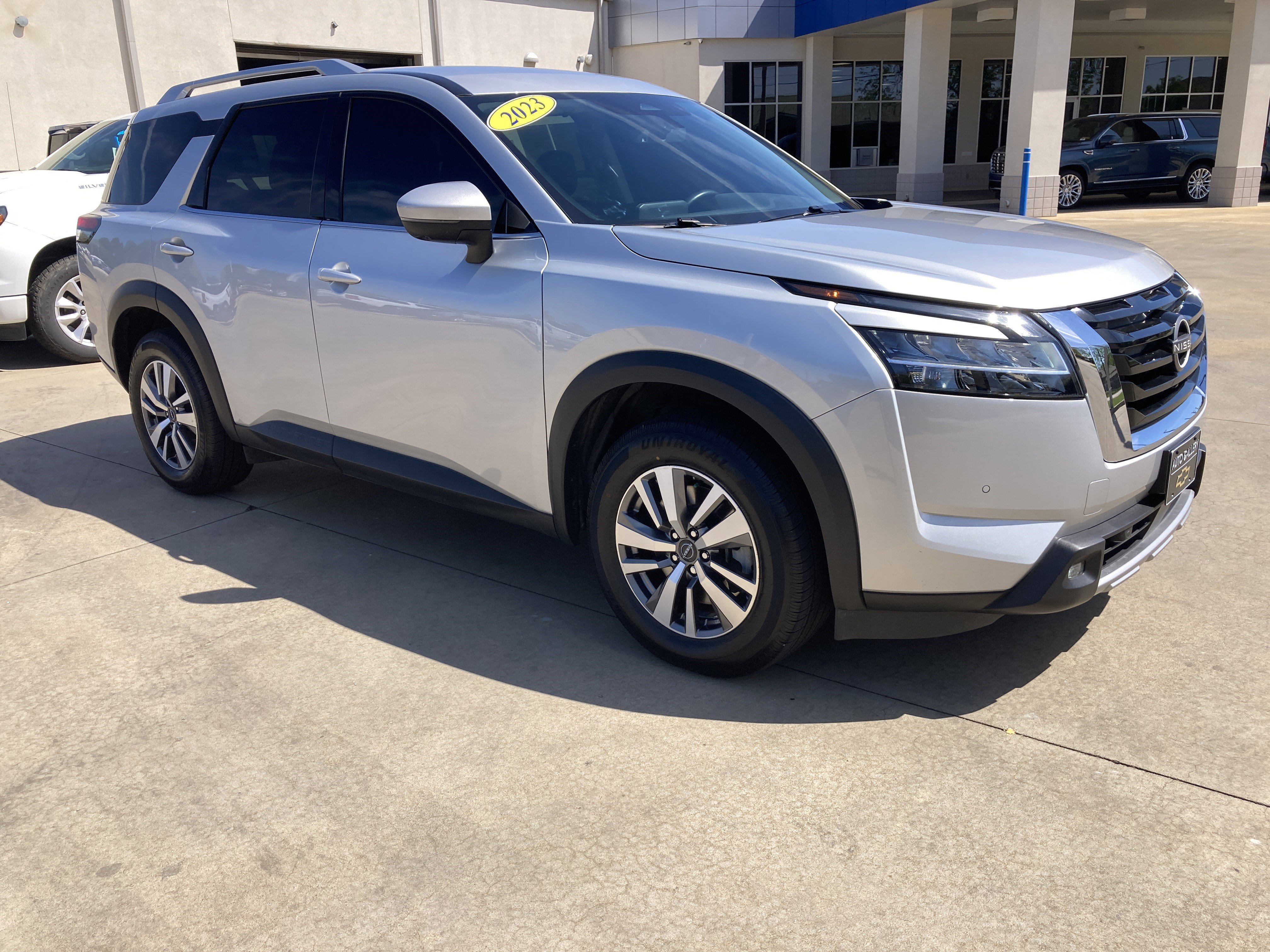 Used 2023 Nissan Pathfinder SL image 3