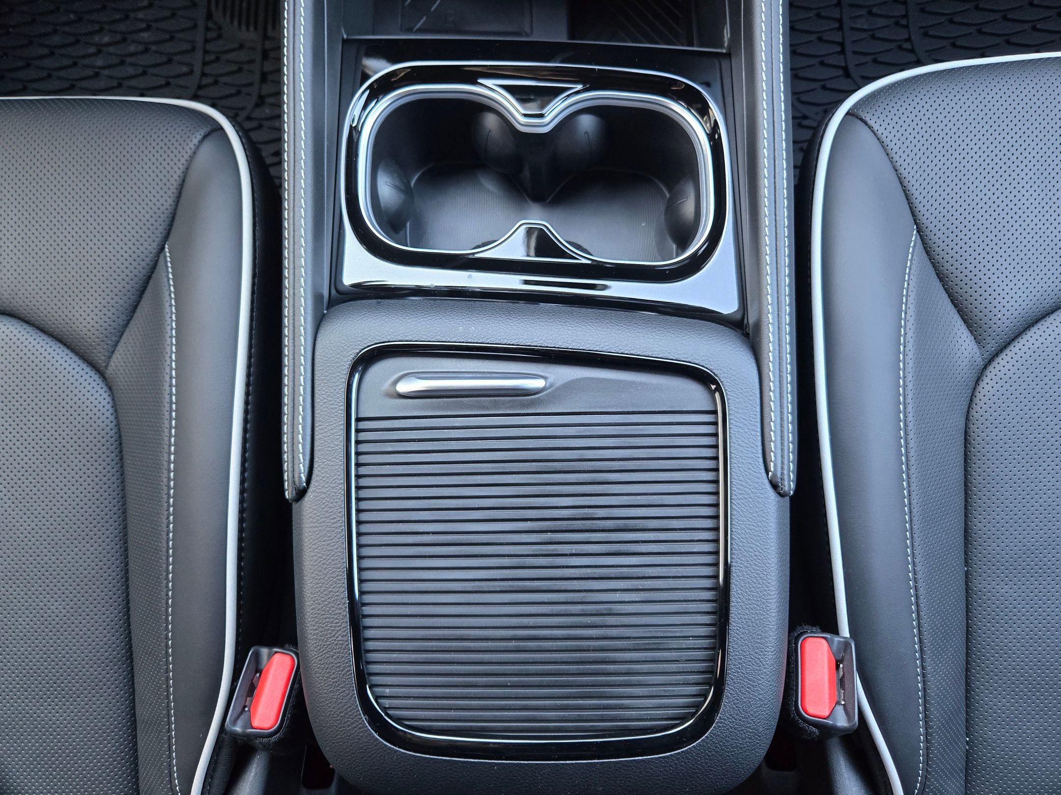 New 2026 Chrysler Pacifica Limited w/ Uconnect Theater Family Group image 10