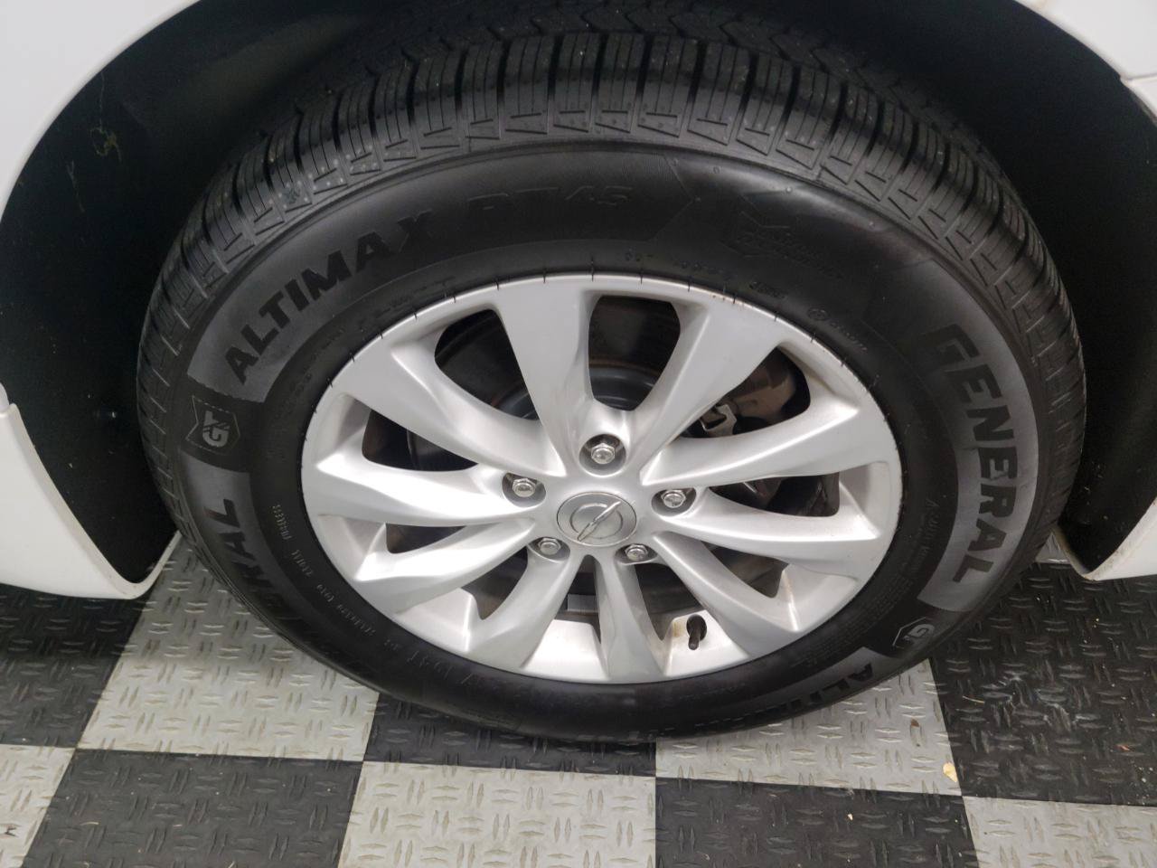 Used 2017 Chrysler Pacifica Touring-L FWD image 29