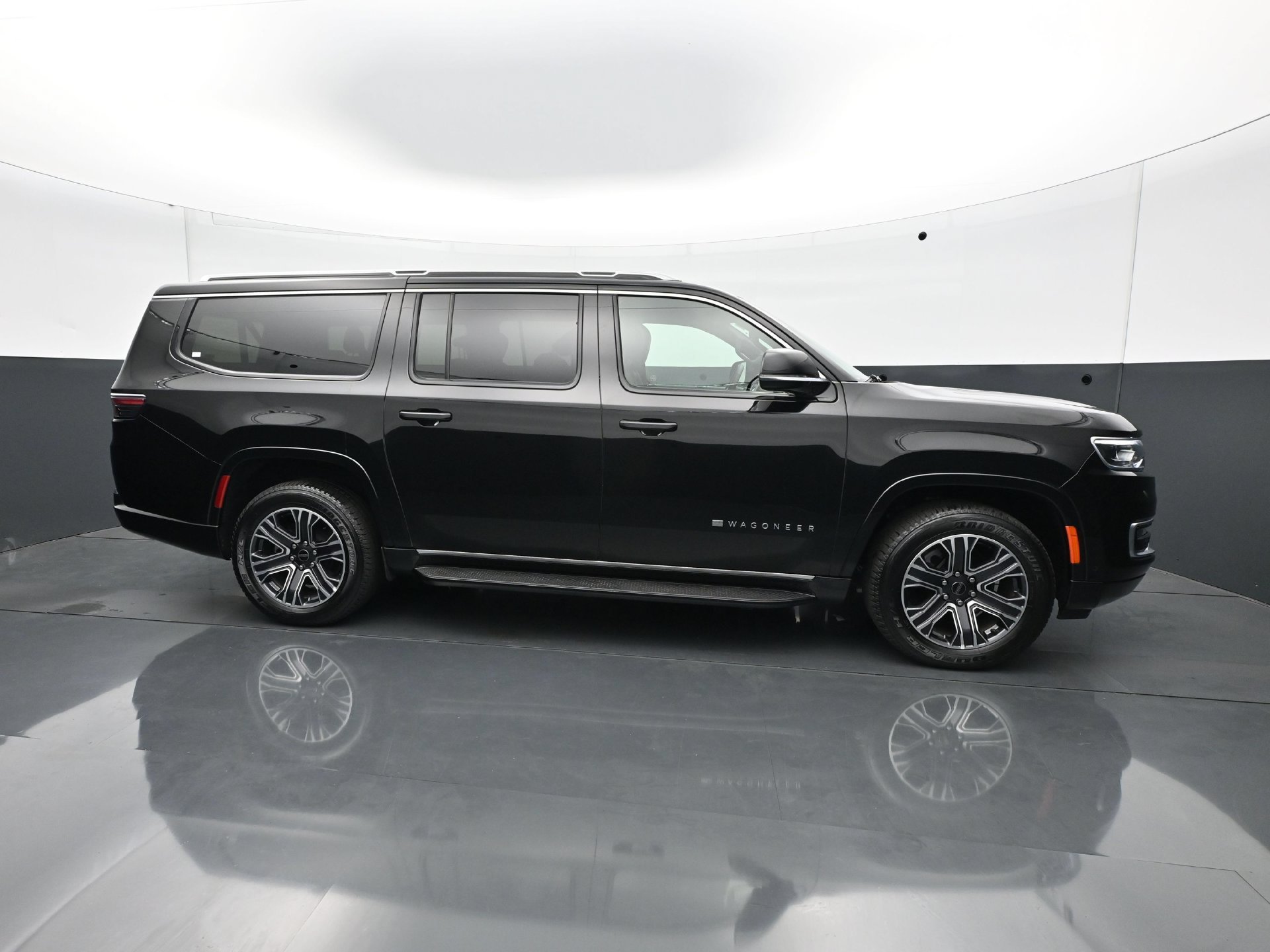 Used 2025 Jeep Wagoneer L Series II w/ 8-pass Seating Package AWD/4WD image 8