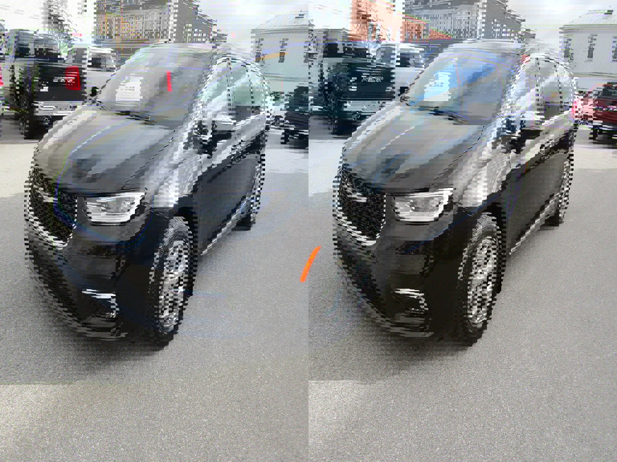 Used 2023 Chrysler Pacifica Limited image 7