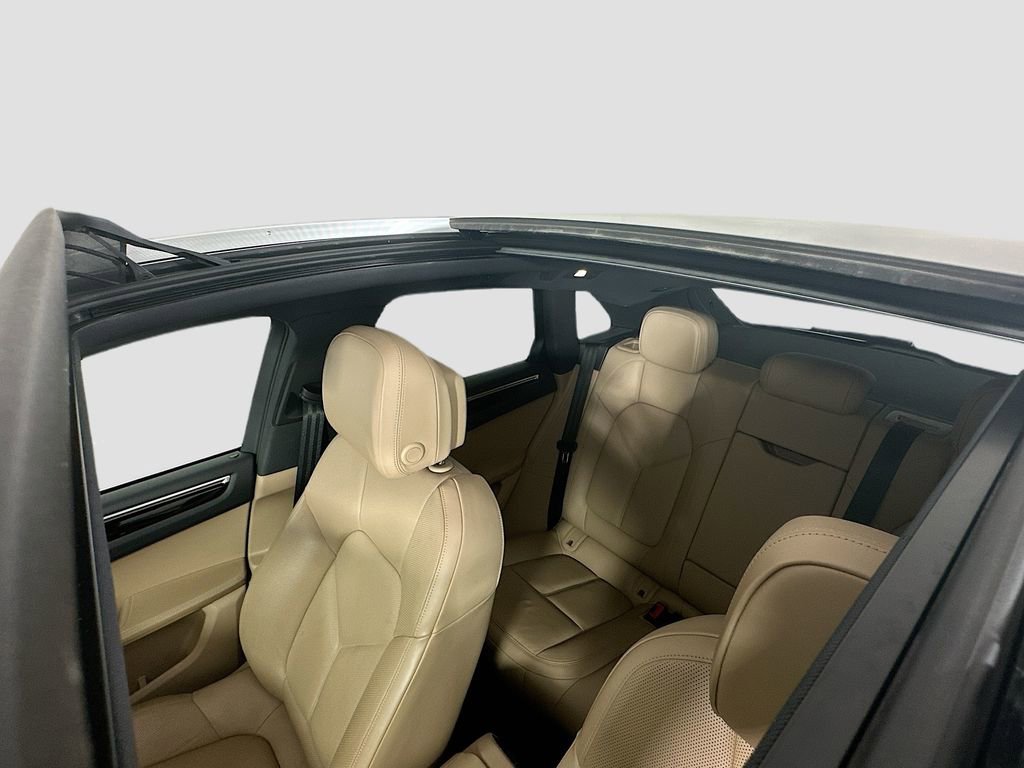 Certified 2022 Porsche Macan image 14