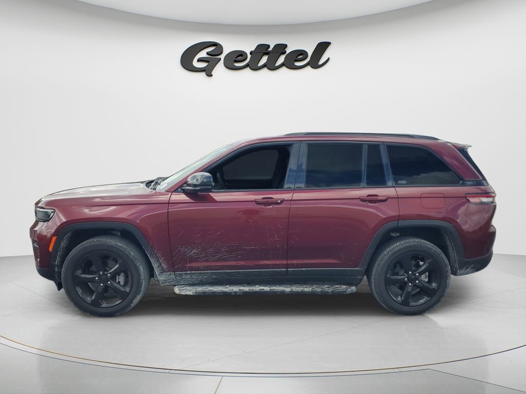 Used 2025 Jeep Grand Cherokee Altitude RWD image 8