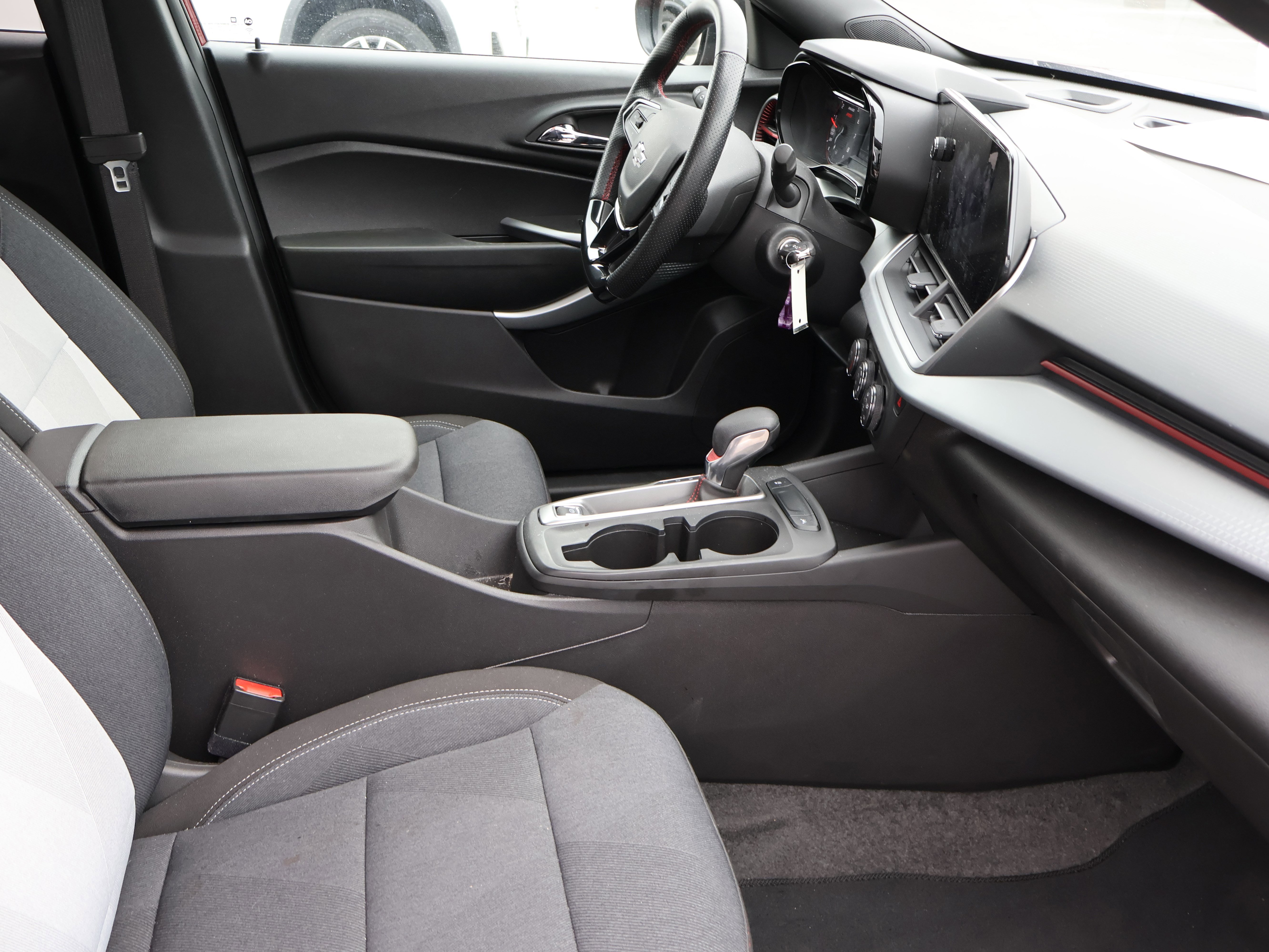 Used 2025 Chevrolet Trax RS w/ Sunroof Package image 11