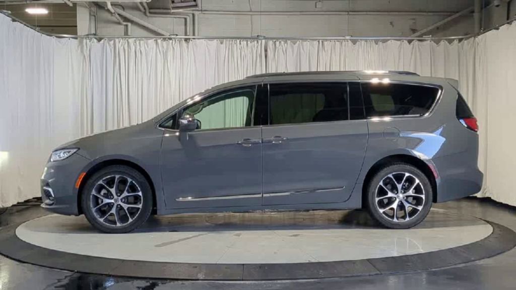 Used 2021 Chrysler Pacifica Limited w/ Uconnect Theater Family Group AWD/4WD image 6