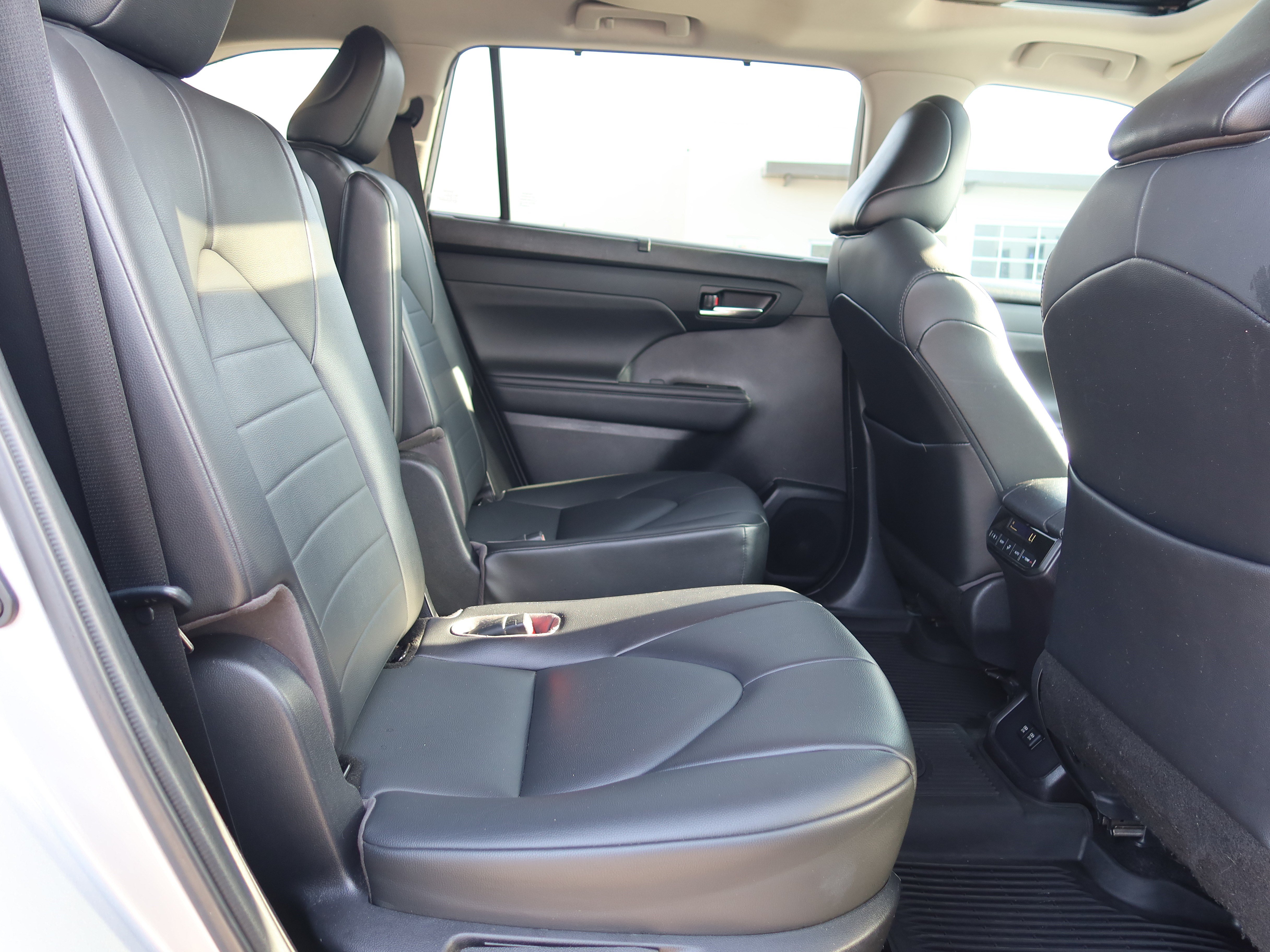 Used 2021 Toyota Highlander XLE FWD image 13