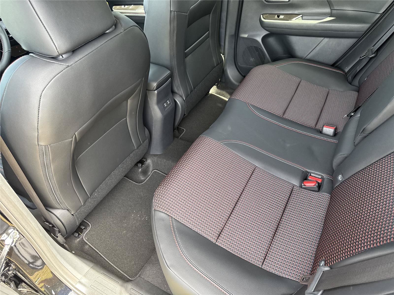 New 2026 Nissan Kicks SR FWD image 27