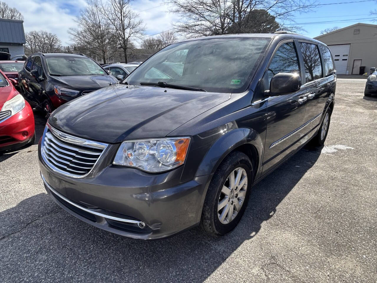 Used 2015 Chrysler Town & Country Touring w/ Driver Convenience Group image 2