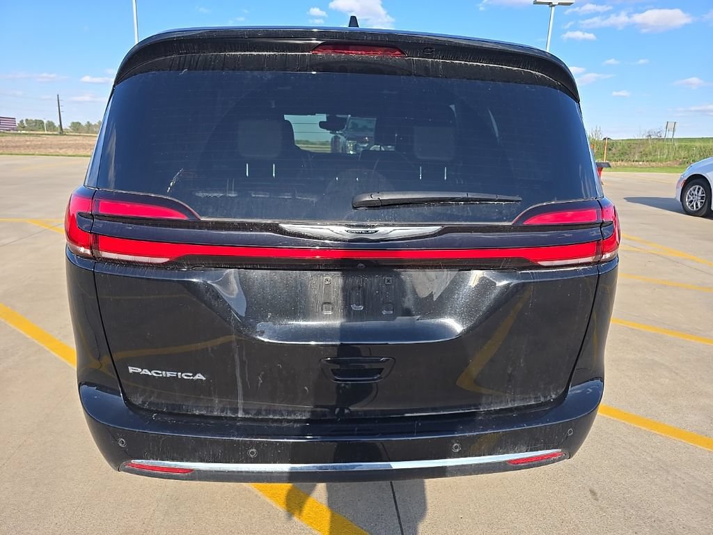 Used 2025 Chrysler Pacifica Select FWD image 6