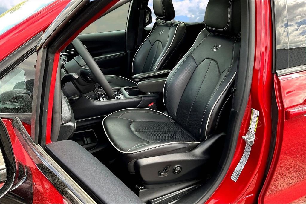 Used 2025 Chrysler Pacifica Limited image 23