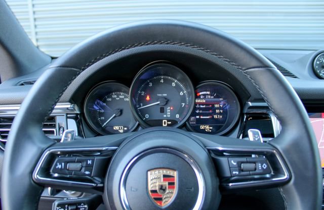 Certified 2025 Porsche Macan image 21