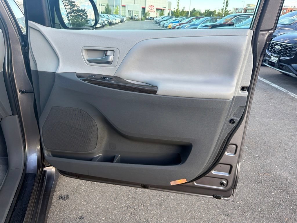 Used 2020 Toyota Sienna XLE w/ XLE Navigation Package AWD/4WD image 9