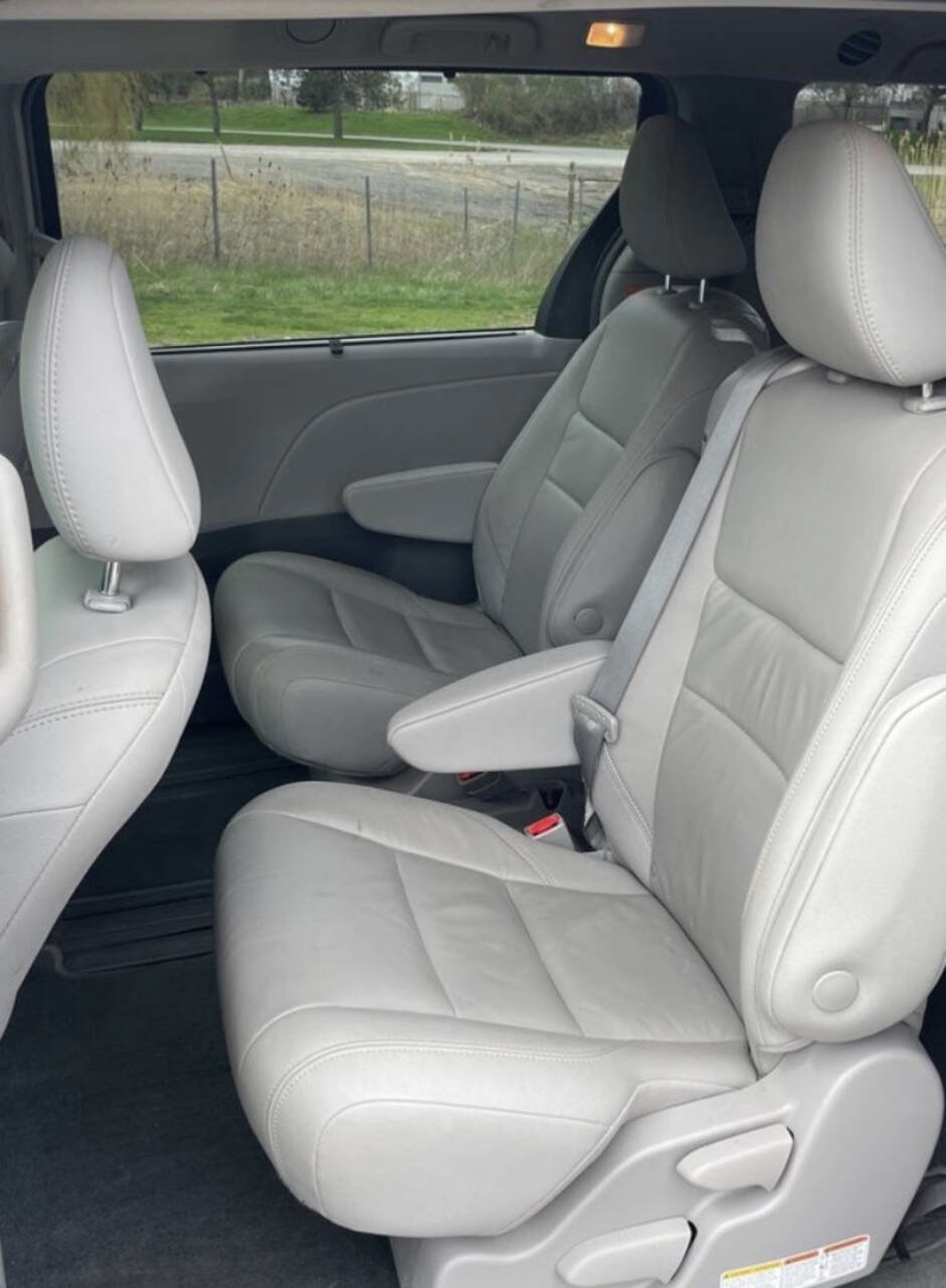 Used 2018 Toyota Sienna XLE FWD image 12