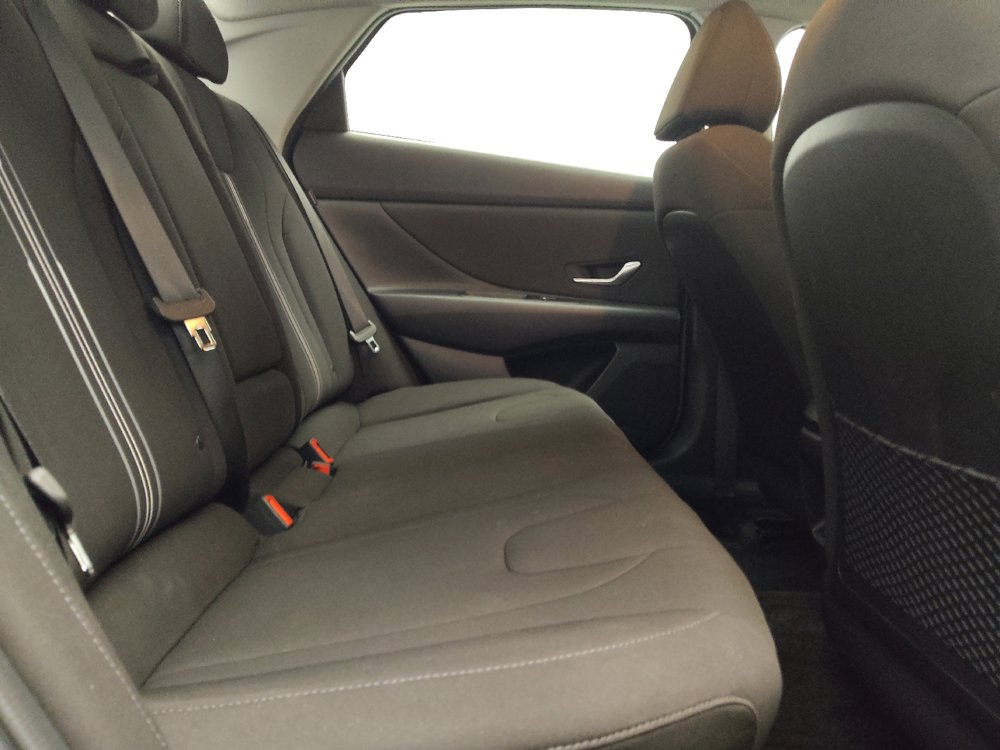 Used 2025 Hyundai Elantra SEL FWD image 19