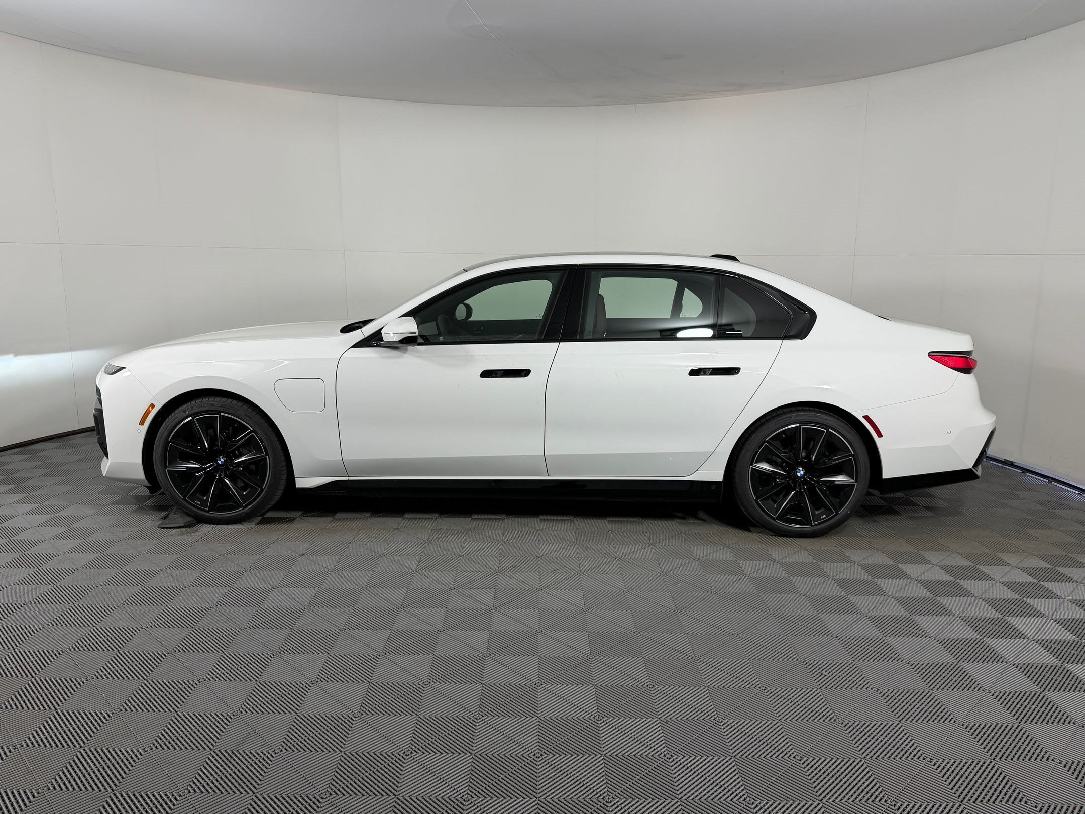 Used 2026 BMW 750e xDrive w/ Executive Package AWD/4WD image 2
