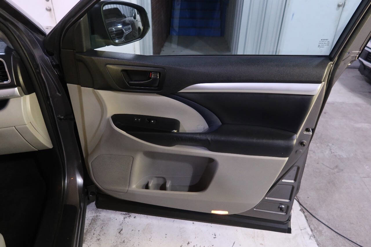 Used 2014 Toyota Highlander Plus AWD/4WD image 31