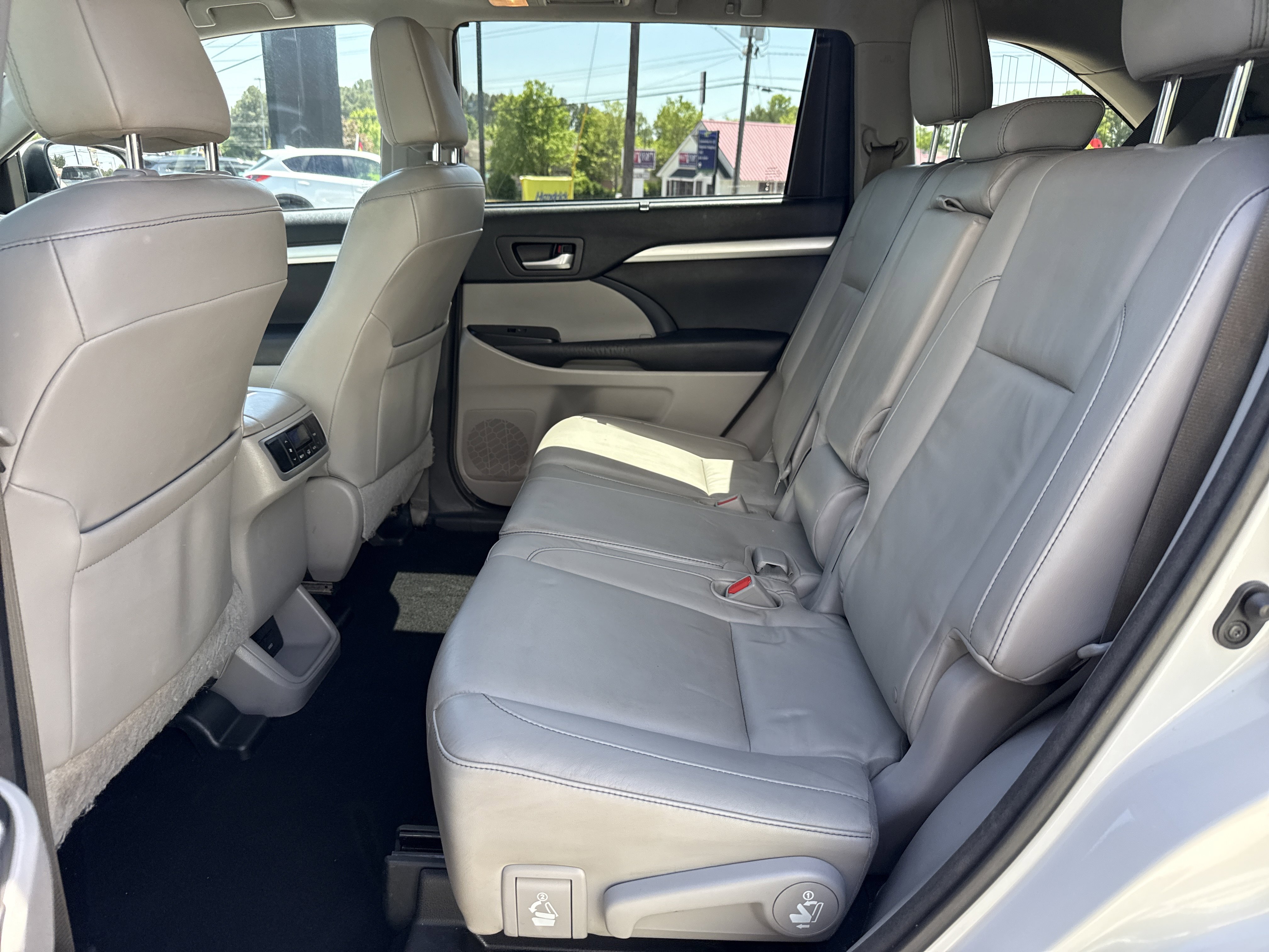 Used 2016 Toyota Highlander XLE AWD/4WD image 32