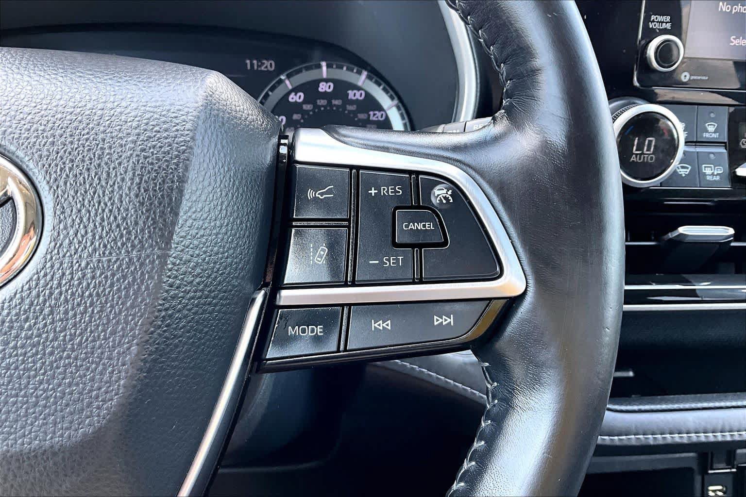 Used 2021 Toyota Highlander XLE AWD/4WD image 24