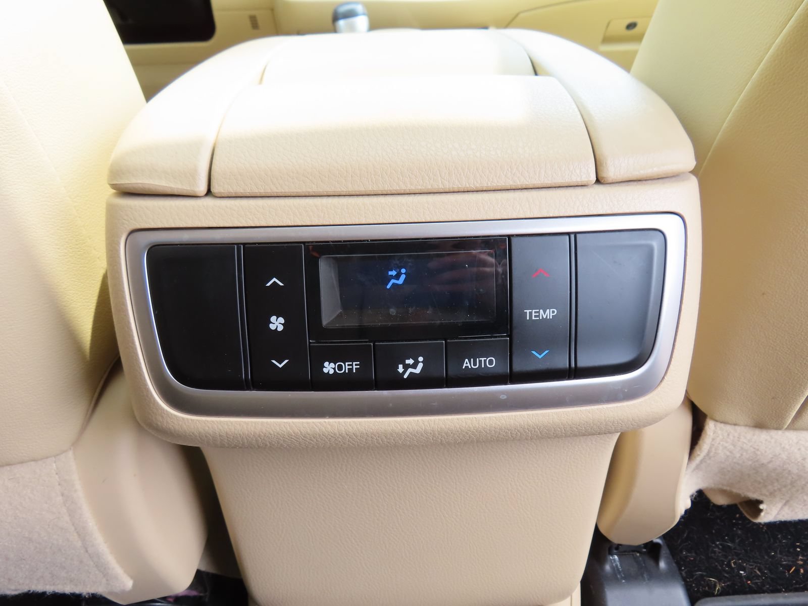 Used 2018 Toyota Highlander XLE w/ Carpet Mat Package (TMS) AWD/4WD image 38