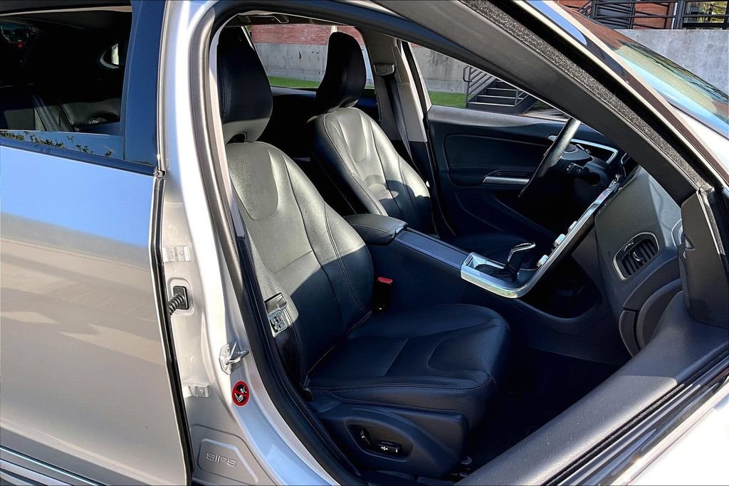Used 2018 Volvo V60 T5 Cross Country AWD/4WD image 7